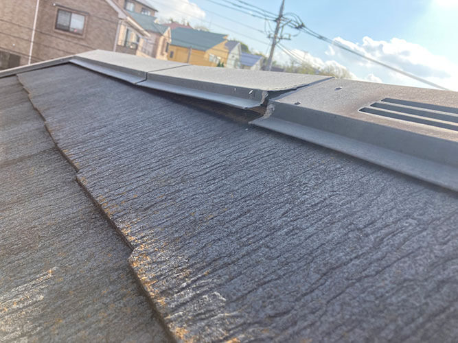 屋根の棟板金が浮いた状態の写真