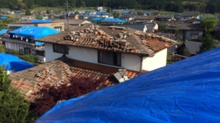 熊本地震で屋根の瓦が落ちた写真