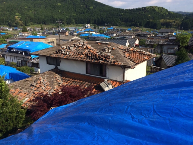 熊本地震で屋根の瓦が落ちた写真