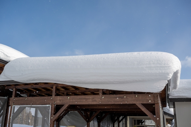 屋根にたくさんの雪が乗っている写真
