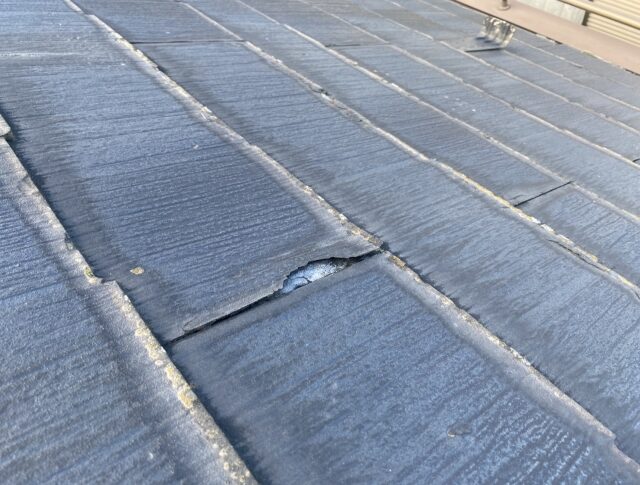 屋根材パミールを使用した屋根が劣化している写真