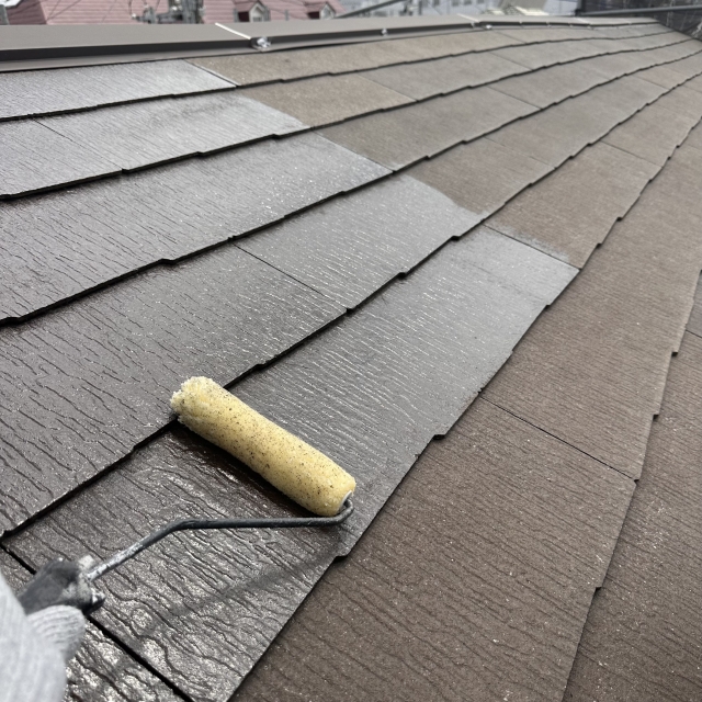 塗装塗替え作業中のスレート屋根の写真