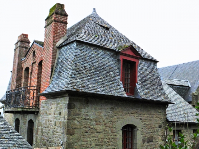 フランスの世界遺産モン・サン＝ミシェルの天然スレートを使った屋根のある建物の写真