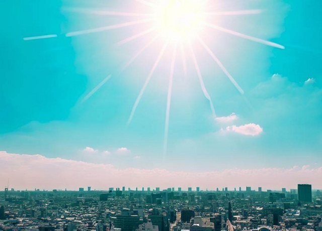 太陽の強い日差しが街を照り付ける様子のイラスト