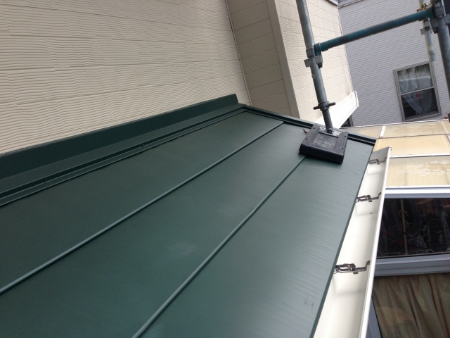 新しいガルバリウム鋼板の屋根の写真