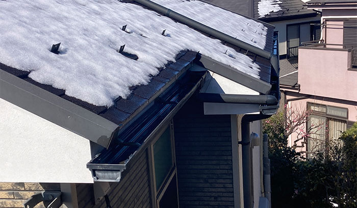 屋根に雪が積もっている