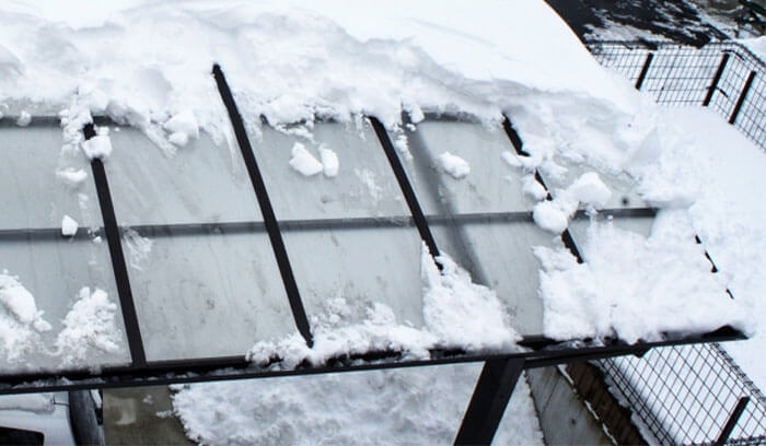 雪でカーポートも破損する