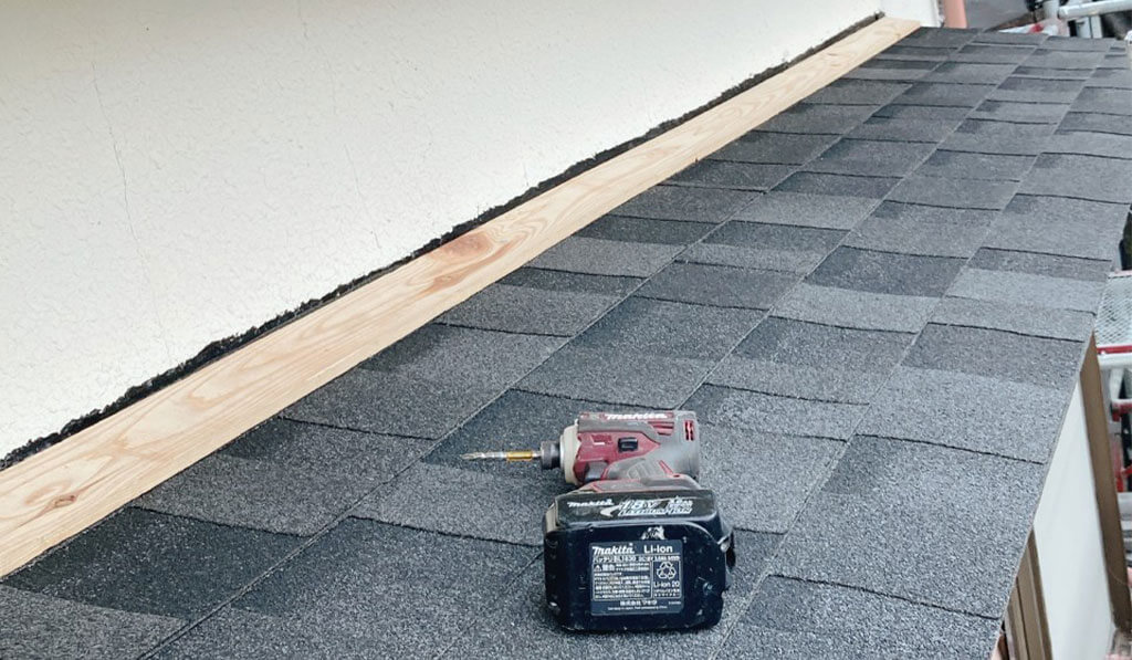 屋根材を設置