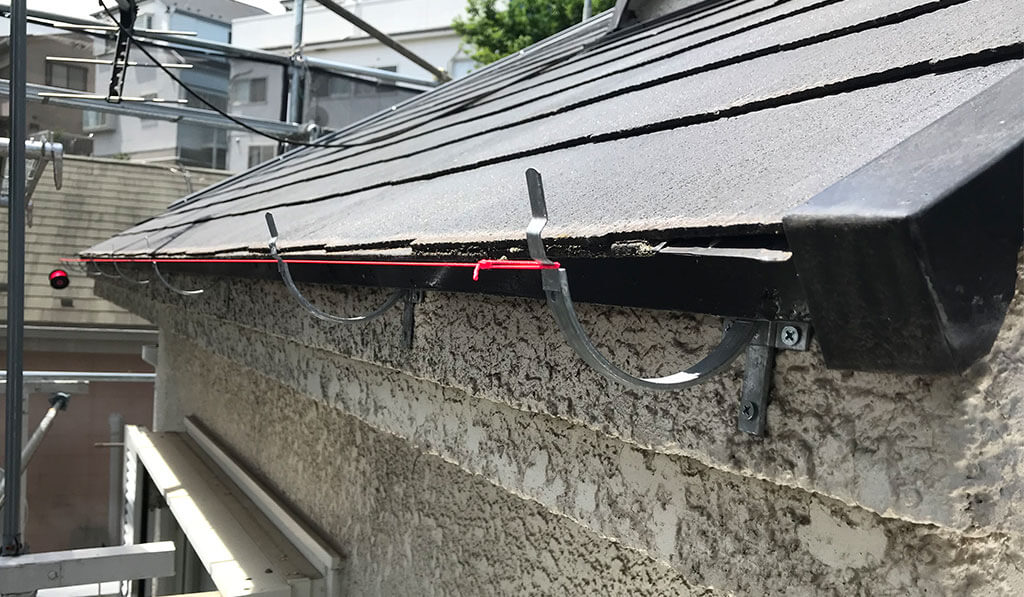 新規の軒どい金具を取り付ける