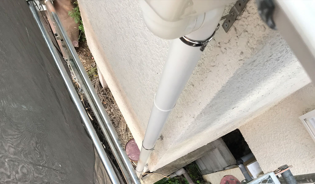 新規の竪樋を取り付ける