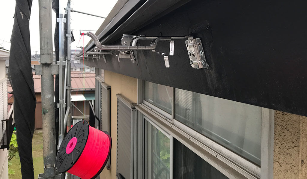 勾配をつけて金具を設置