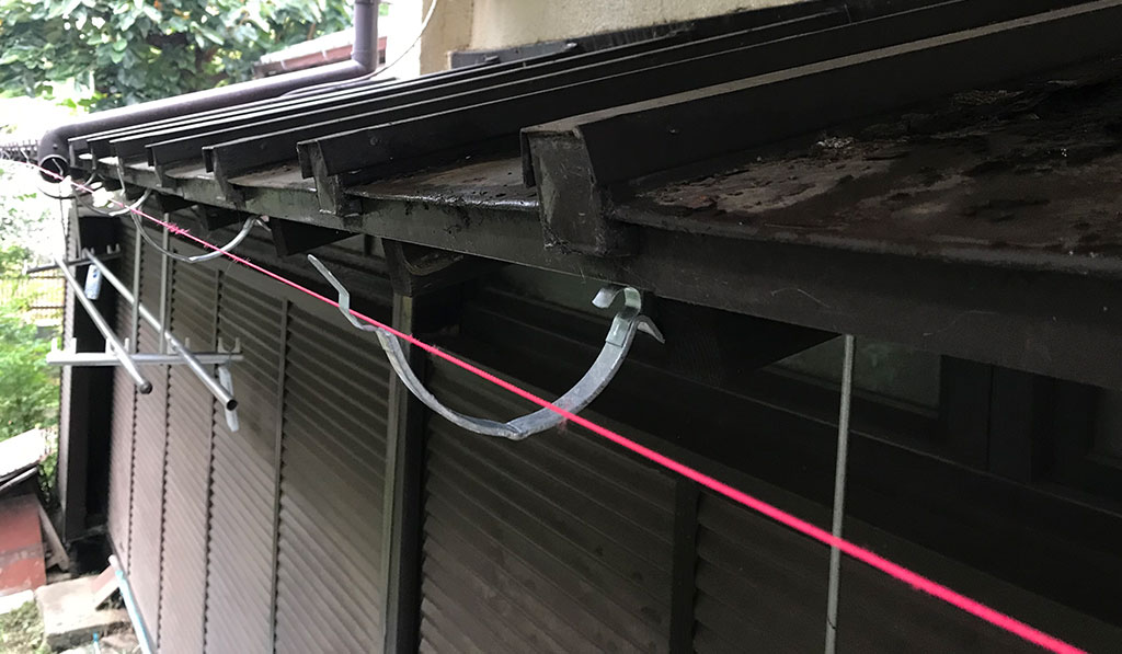既存の雨どいの取り外し・勾配をつける