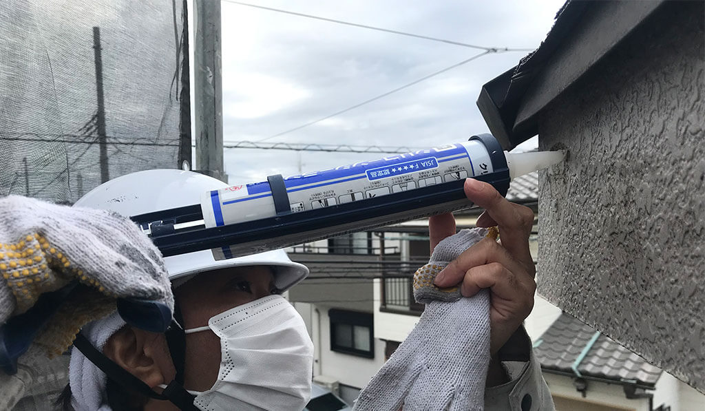 ビス穴をコーキングで塞ぐ