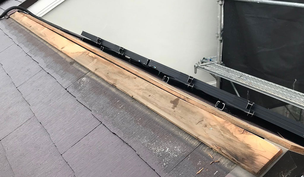 棟板金を取り外す
