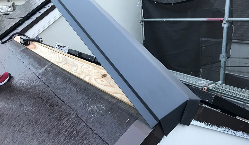 新しい棟板金を設置