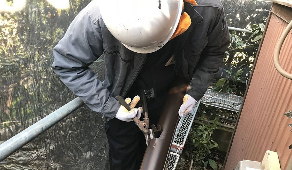 軒どいに穴を開ける
