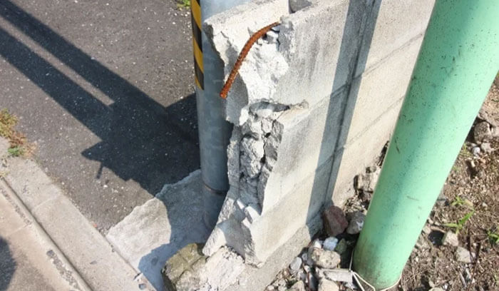 ブロック塀の倒壊
