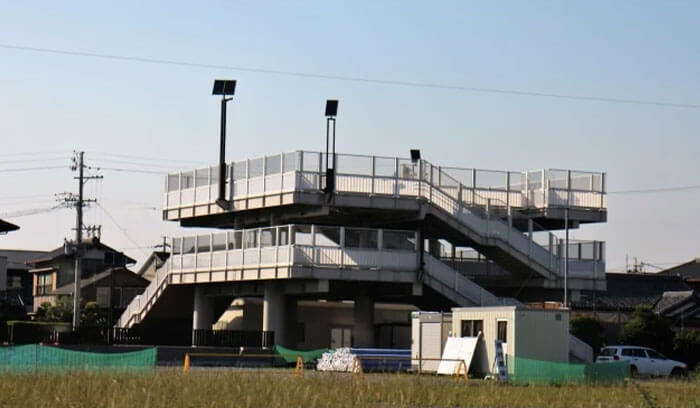 住宅街に設置された三階建ての津波避難タワー