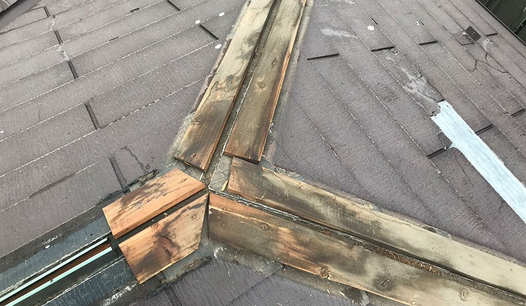 既存の棟板金を取り外す