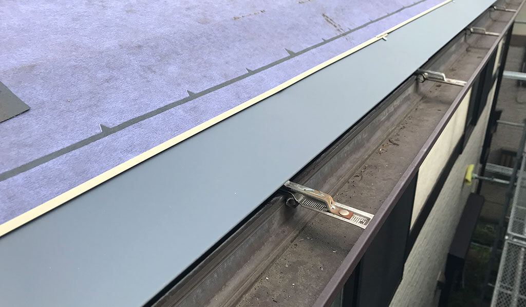 軒先板金を設置