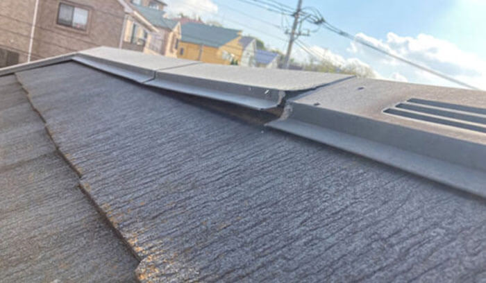 ※屋根の板金に「浮き」がある状態