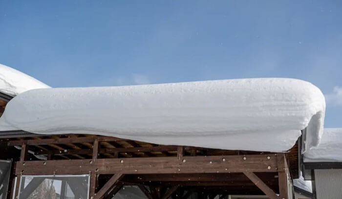 今すぐ何する？│雪で屋根が壊れた