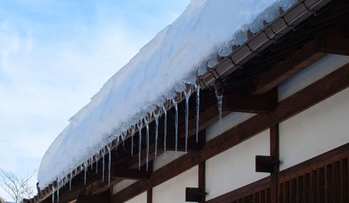 雪で屋根が壊れるのを予防する方法