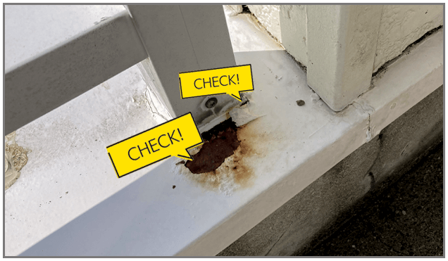 手すり根元のサビ・隙間