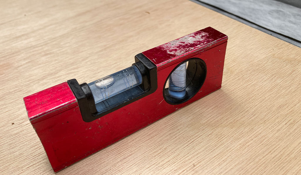 勾配をつけて合板を設置