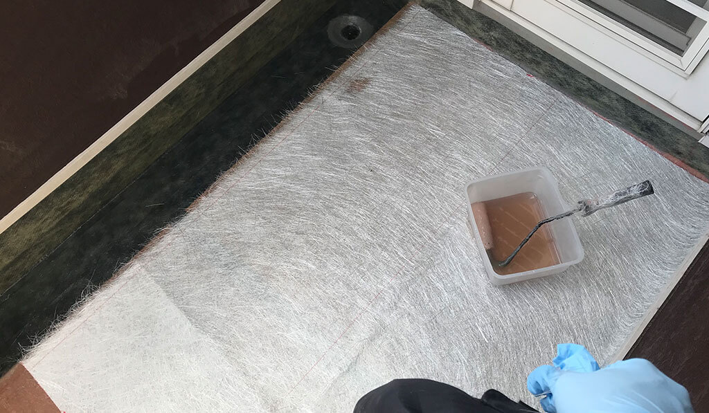 ガラスマット設置・ポリエステル樹脂を塗布