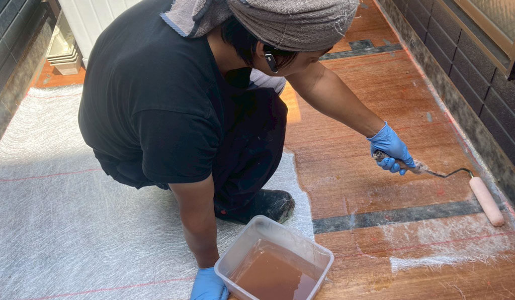 ガラスマットを設置･樹脂を塗布