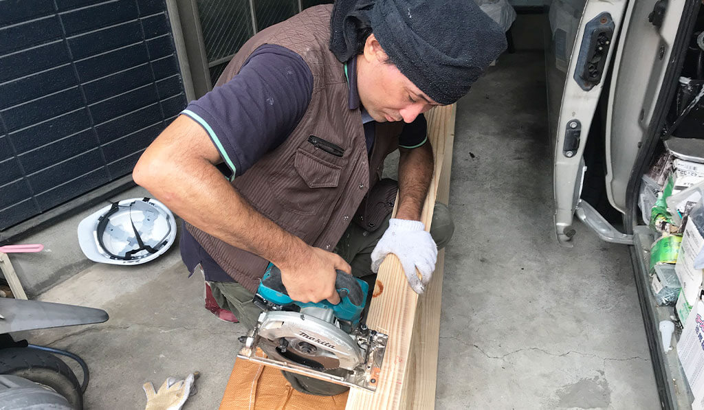 新しい貫板をカットする