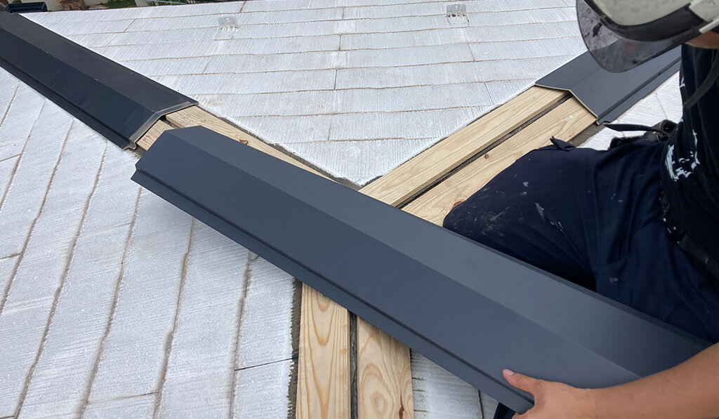 新しい棟板金を設置