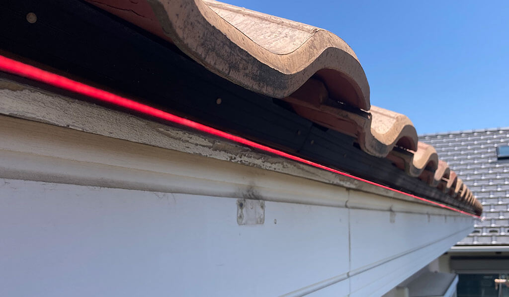 勾配をつけて金具を設置