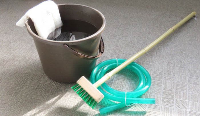 溜まった水をバケツや雑巾で除去