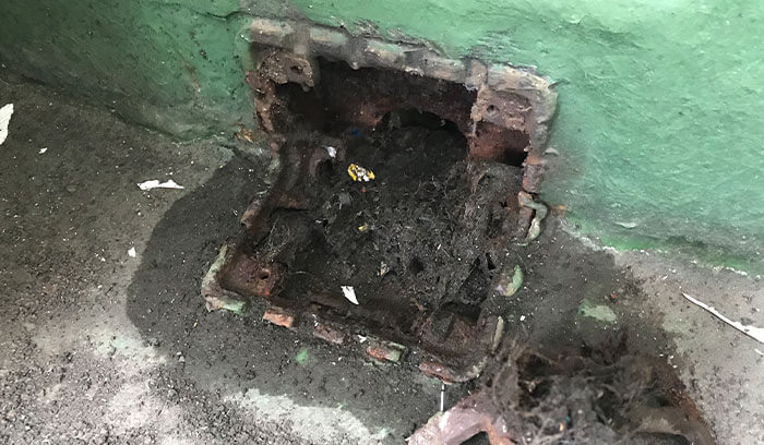 排水口(ドレン)の詰まりを取り除く