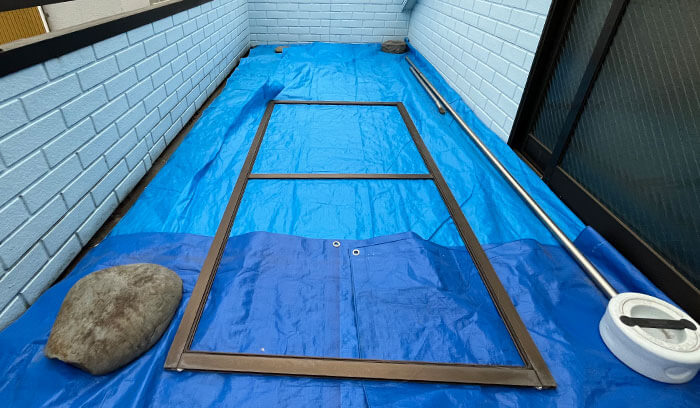 ブルーシートや防水テープで一時的にカバー