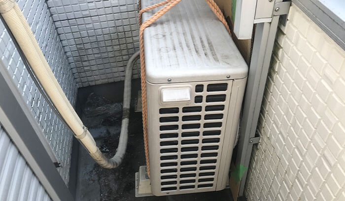 室外機を浮かせて施工する