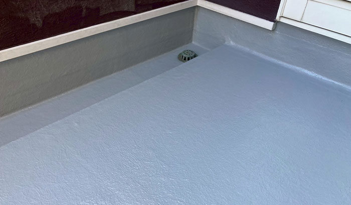 ベランダ床のへこみ・膨れを目視で確認する