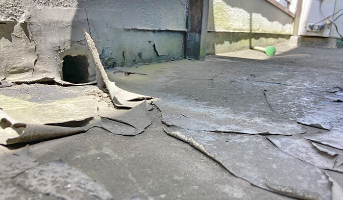 ベランダ防水の剥がれは放置NG！雨漏りリスクと建物への影響