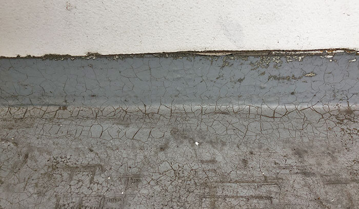 ひび割れが入っている