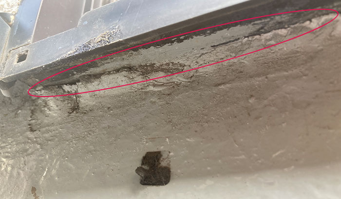 端部や角（入隅・出隅）に隙間ができる