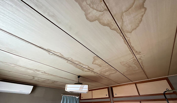 天井や室内側に雨漏り症状が出る