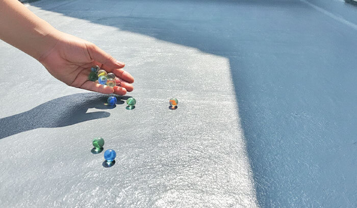 ビー玉やゴルフボールを転がす