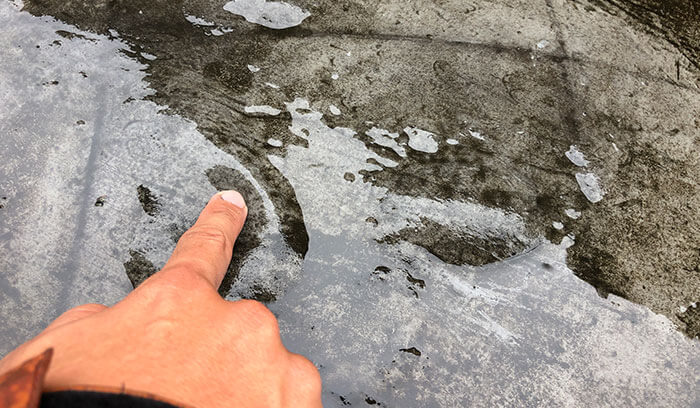 床がぷにぷにしたり、水膨れのように浮いている箇所がある