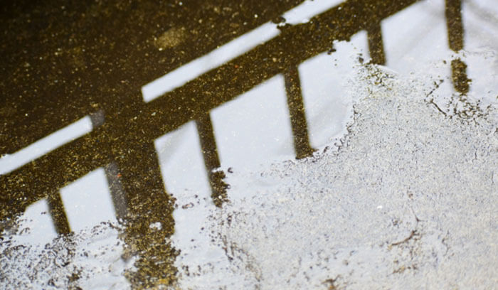 雨が降ったあと、水たまりが長時間残る