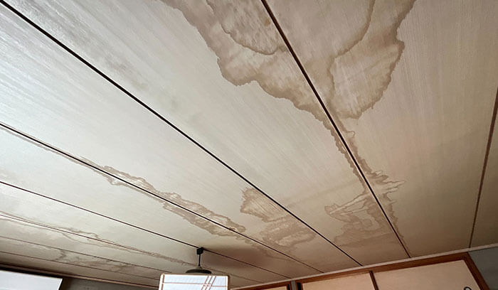 ベランダ下の天井や壁にシミができている