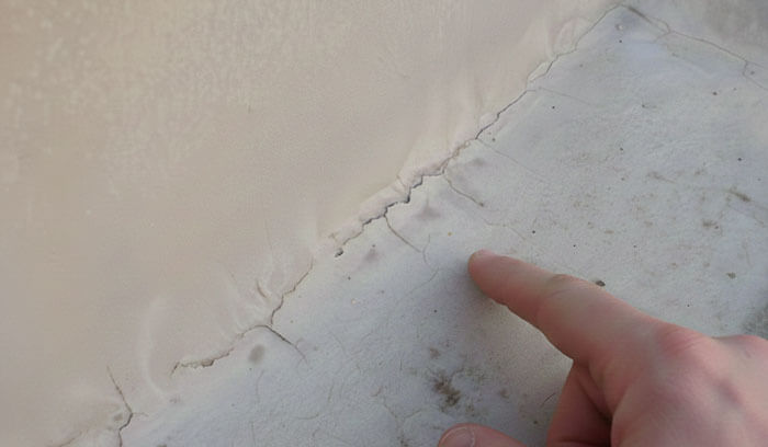 床にひび割れがある