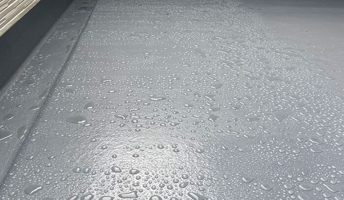 施工直後の防水層による水弾き