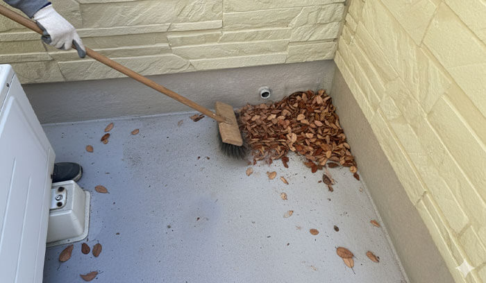 落ち葉や砂・ゴミを放置せず定期的な清掃